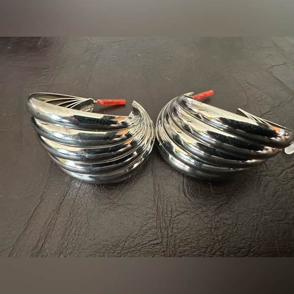 Set of two swirl earrings, gold, and silver - Picture 9 of 14